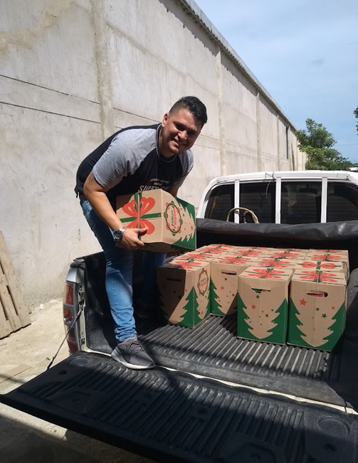 Niños esperando los juguetes
