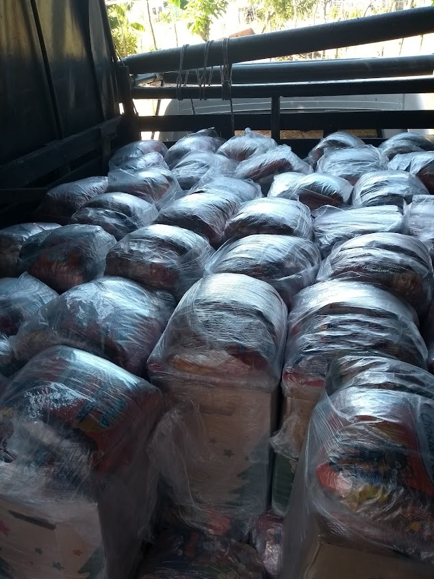 Niños recibiendo juguetes